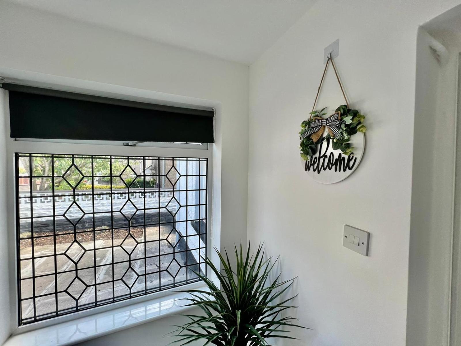 Executive 3 Bedroom Port Talbot Town Centre Margam Sleeps 7 Exterior photo