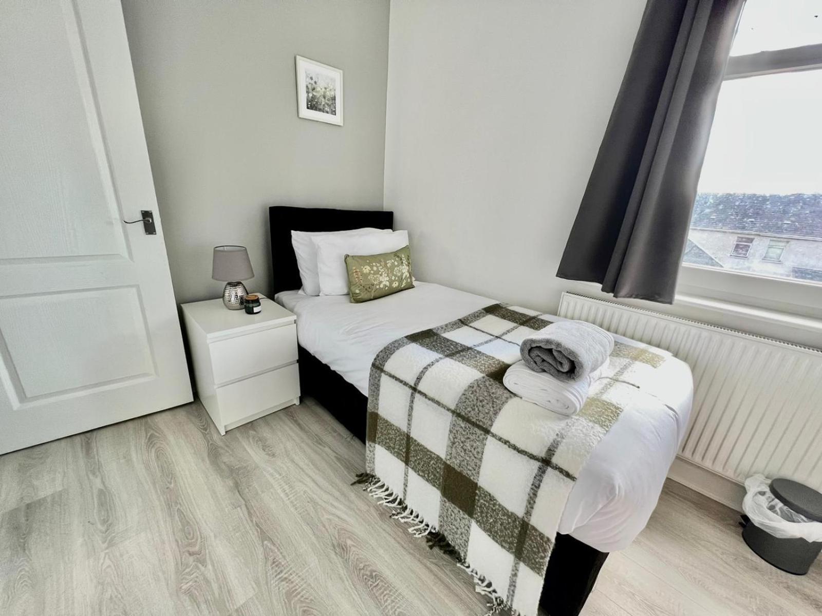 Executive 3 Bedroom Port Talbot Town Centre Margam Sleeps 7 Exterior photo