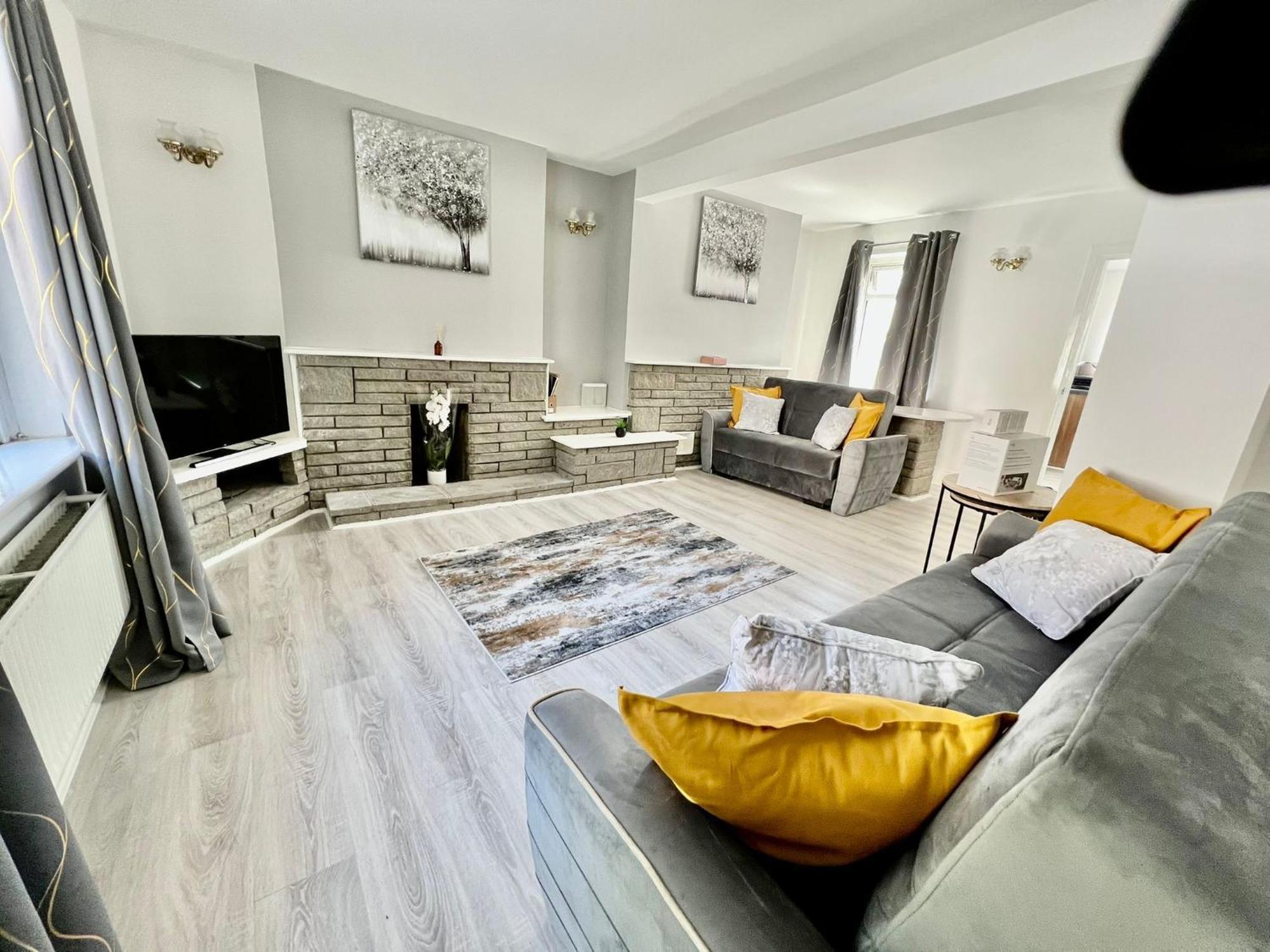 Executive 3 Bedroom Port Talbot Town Centre Margam Sleeps 7 Exterior photo