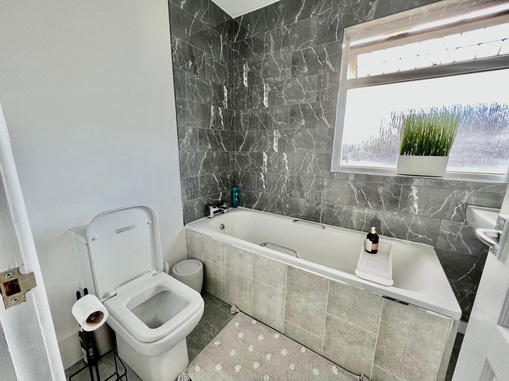 Executive 3 Bedroom Port Talbot Town Centre Margam Sleeps 7 Exterior photo