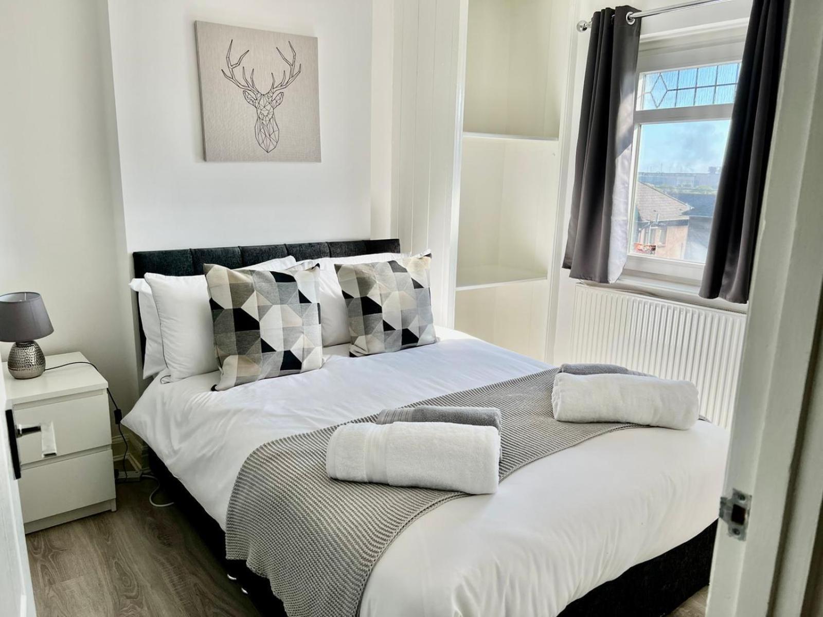 Executive 3 Bedroom Port Talbot Town Centre Margam Sleeps 7 Room photo