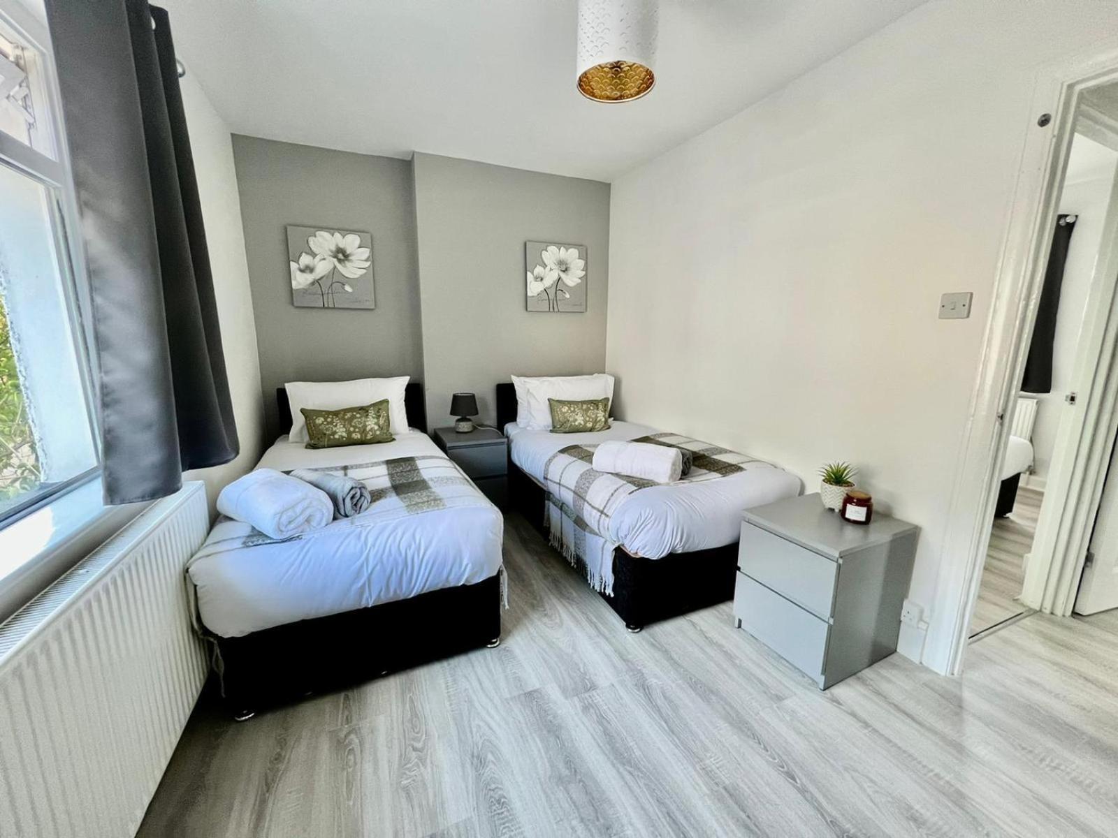 Executive 3 Bedroom Port Talbot Town Centre Margam Sleeps 7 Room photo
